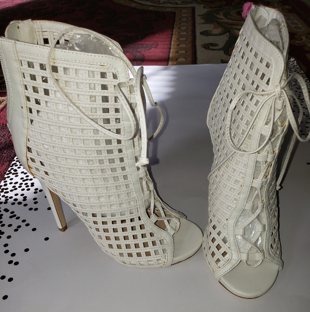 COPY - SHOEDAZZLE White Sz 6.5 heels